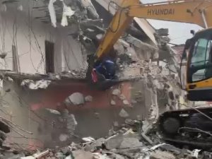 Bayrak Hassasiyeti Yıkımı Durdurdu, O Anlar Herkesi Duygulandırdı