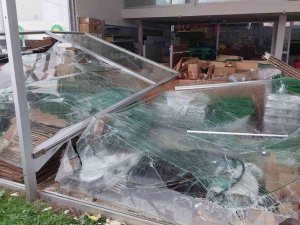 Söke’de Fırtına İşyerinin Camlarını Yerle Bir Etti