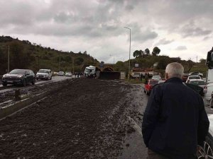 Gübre Yüklü Kamyon Devrildi, Karayolunda 10 Kilometre Araç Kuyruğu Oluştu
