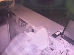 Gece Vakti İçeri Girdi: Hem Motosikleti Hem Kaskı Çaldı