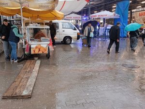 Sarıgöl’de Sağanak Yağış Pazarcı Esnafını Olumsuz Etkiledi