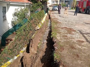 Didim’de Sitenin İstinat Duvarı Çöktü