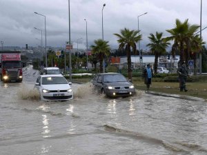 Kuşadası’nda Sağanak Yağmur, Çevre Yolunu Kilitledi
