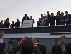 Başbakan otobüse muavinlik yaptı (VİDEO)