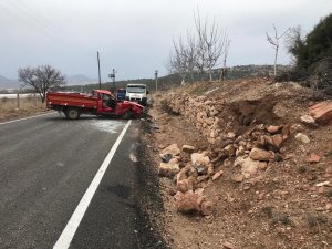 Burdur’da Çocuk Sürücü Kullandığı Araçla Duvara Çarptı, Annesi Öldü.