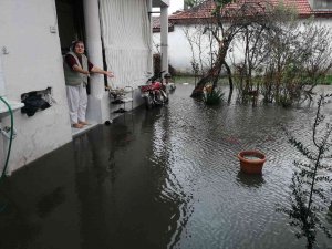 Manisa’da Sağanak Etkili Oldu, Bazı Evleri Su Bastı
