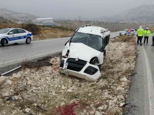 Burdur’da Refüje Çıkıp Takla Atan Aracın Sürücüsü Hayatını Kaybetti