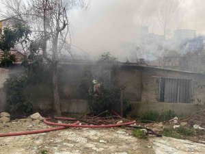 Ataşehir’de Yanan Gecekondu Kullanılamaz Hale Geldi