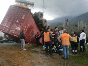 Kontrolden Çıkan Tır Devrildi, Sürücü Araçta Sıkıştı