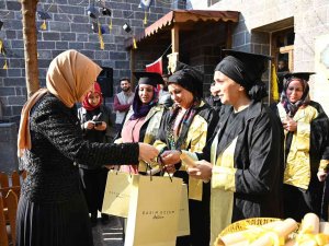 Diyarbakır’da Okuma Yazma Öğrenen Kadınlar Kep Attı