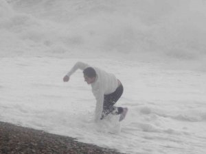 Dev Dalgaların Arasında Tehlikeye Aldırmadılar