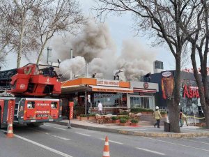 Florya’da Restoranın Bacasındaki Yangın Yan Restorana Sıçradı