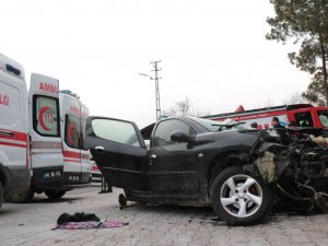 Direğe Çarpan Otomobil Taklalar Attı: 1 Ölü, 2 Yaralı