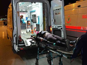 Taksi Dehşet Saçtı: İ̇ki Otomobilin Köprüden Uçtuğu Kazada 2’si Ağır 5 Kişi Yaralandı