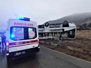 Yoldan Çıkan İşçi Servisi Takla Attı: 1’i Ağır 22 Yaralı