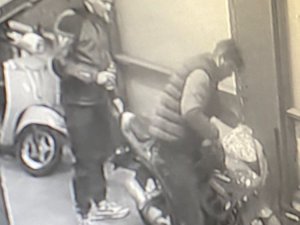 Eyüpsultan’da 2 Hırsız, Park Halindeki Motoru Kendilerininmiş Gibi Alıp Götürdü