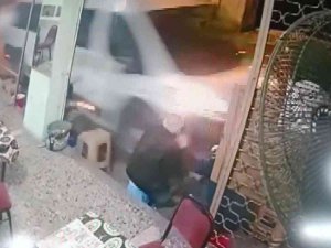 Bursa’da Yürekleri Ağza Getiren Anlar..minibüsün Altında Kalmaktan Kıl Payı Kurtuldular
