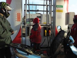 Balıkesir’de Akaryakıt İstasyonunda Kadın Pompacılar İş Başında