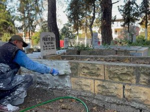 Anne Ve Ağabeyinin Mezarının Bulunduğu Kabristanda Gönüllü Temizlik Yapıyor