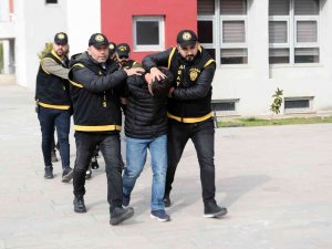Polis Baskınında Evleri Cephanelik Gibi Çıktı