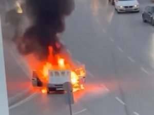 Adana’da Yanan Otomobil Demir Yığınına Döndü