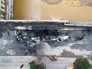 Zeytinburnu’nda Patlama Nedeniyle Yol Çöktü, Oluşan Çukur Havadan Görüntülendi