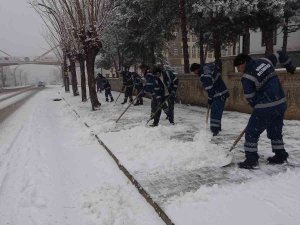 Bingöl’de Kar Yağdı, Belediye Ekiplerinin Mesaisi De Başladı