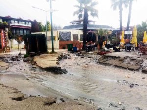 Yağmur Sonrası Sahil Savaş Alanına Döndü