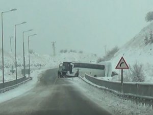 Tunceli’de Kayganlaşan Yolda Kaza: Otobüs Yoldan Çıktı