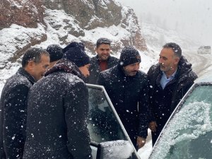Vali Ve Milletvekili Kar Nedeniyle Yolda Kalan Aracı İtti
