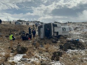 Uruguaylı Turistleri Taşıyan Midibüs Şarampole Devrildi: 14 Yaralı