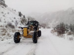 Kar Yağışı Nedeniyle 2 Yerleşim Yeri Ulaşıma Kapandı