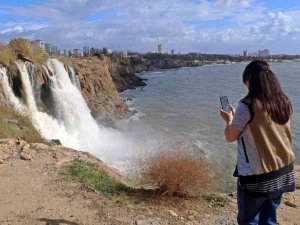 Dün Fırtına Sebebiyle Ters Akan Dünyaca Ünlü Şelale, Bugün Manzarasıyla Çitleri Aştırdı