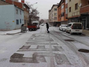 Oltu İlçe Merkezine Yılın İlk Karı Yağmaya Başladı