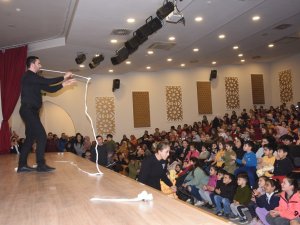 Osmaniye’de Çocuklar, İllüzyon Gösterisiyle Doyasıya Eğlendi