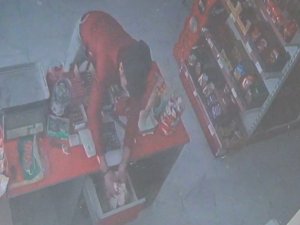 Önce Kasasını Soydu, Sonra Çaldığı Parayla Alışveriş Yaptı