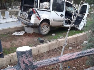 Lastiği Patlayan Araç Mezarlığa Uçtu: 1 Yaralı