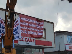 Tören Alanında Esprili Pankartlar