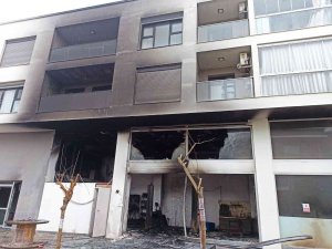İ̇zmir’de Karavan İmalathanesinde Yangın