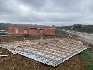 Fırtına Etkili Oldu Çatı Uçtu