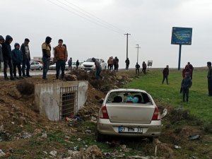 Mardin’de Otomobil Yol Kenarına Uçtu: 2’si Ağır 5 Yaralı