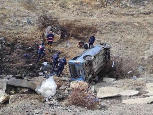 Karşı Şeride Geçen Araç Şarampole Yuvarlandı: 4 Yaralı