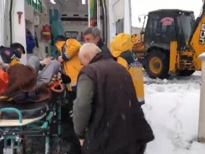 Elazığ’da Kalp Hastası Köylü, Ekiplerin Yarım Saatlik Çalışmasıyla Hastaneye Kaldırıldı