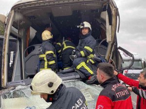 Tem’de İşçi Servisi Önce Tıra Sonra Bariyerlere Çarptı: 4 Yaralı