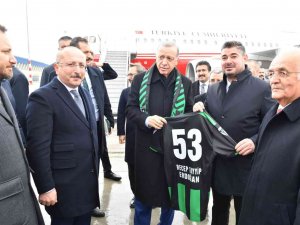 Cumhurbaşkanı Recep Tayyip Erdoğan’a Denizlispor Forması Hediye Edildi