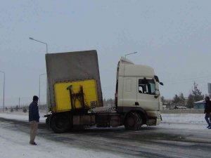 Kars’ta Kayan Tır Refüje Çıktı, Tırlar Yollarda Kaldı