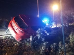 Kediye Çarpmamak İçin Manevra Yaptı, Bahçe Duvarında Asılı Kaldı