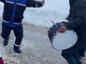 Kar Yağışına Sevinip Davul Zurna Eşliğinde Oynadılar