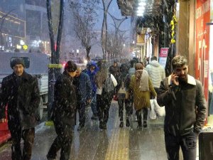 Van’da Beklenen Kar Yağmaya Başladı
