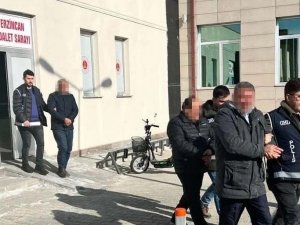 Yolcu Otobüsünün Deposunda Kaçak Göçmen Taşıyan 3 Kişi Tutuklandı